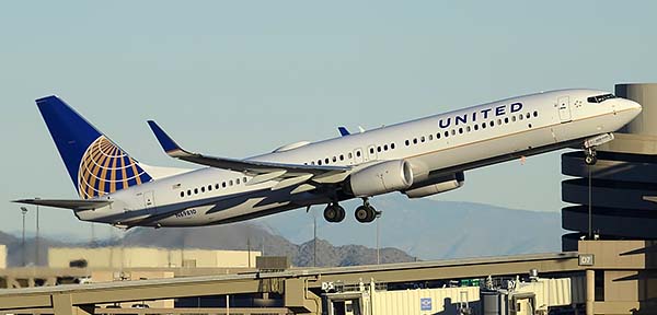 United Boeing 737-924 N69810, Phoenix Sky Harbor, December 24, 2014